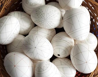 Cascas de ovos Pysanky pré-enceradas, suprimentos ucranianos para ovos de Páscoa, ovos de galinha com contornos de padrões simples.