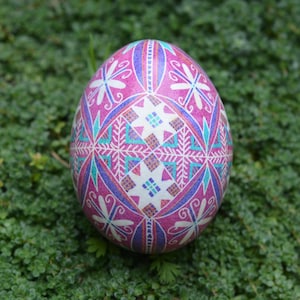 Pysanka rosa con fantasia a stelle bianche e diamanti, uova di Pasqua lilla, viola e viola, decorate con dettagli in Pysanky pasquale ucraino in vendita dall&#39;artista