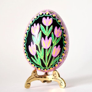 Huevo de Pascua Pysanka hecho a mano: cáscara de huevo con arte batik floral de tulipanes