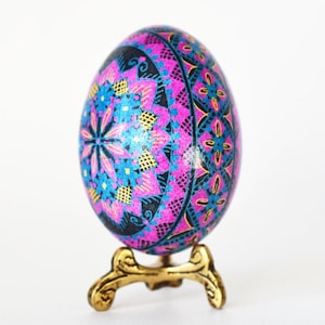 Ovo de Páscoa ucraniano com padrão de explosão extravagante rosa-roxo-azul, casca de ovo de galinha, enfeite de ovo decorativo de arte batik pintado à mão
