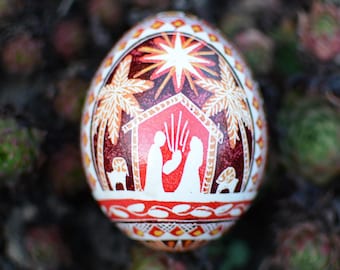 Huevo de Pascua navideño: Pysanka ucraniana pintada a mano para el pesebre - Decoración única de Pascua