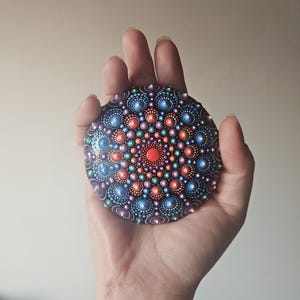 Handbemalter Mandala-Stein, Dot Art Rock, Meditationsstein, Unikat Briefbeschwerer 8 cm