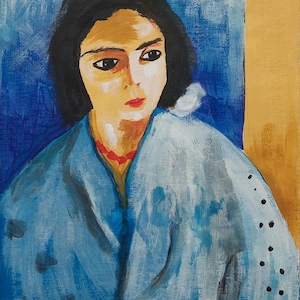 Può includere: Un dipinto di una donna con i capelli scuri che indossa uno scialle blu con pois neri. La donna indossa una collana rossa e guarda a destra. Lo sfondo è di colore blu e giallo.