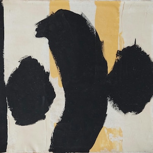 Peut inclure: Peinture abstraite avec des coups de pinceau noirs et jaunes sur un fond blanc. La peinture présente une grande forme noire au centre, avec des formes noires plus petites de chaque côté. La signature de l'artiste est visible dans le coin inférieur gauche.