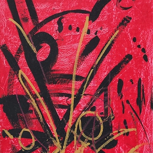 Könnte beinhalten: Abstraktes Gemälde mit schwarzen und goldenen Linien auf rotem Hintergrund. Das Gemälde hat eine strukturierte Oberfläche und einen kühnen, dynamischen Stil.