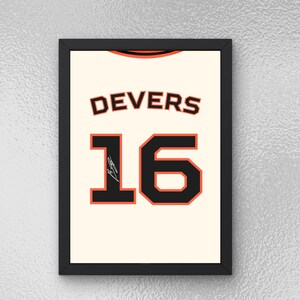 Könnte beinhalten: Gerahmtes Jersey-Kunstwerk mit dem Namen "DEVERS" über der Nummer "16" in Schwarz und Orange. Das Jersey ist cremefarben und mit einer Unterschrift versehen. Der Rahmen ist schwarz, der Hintergrund hellgrau strukturiert.