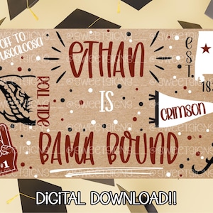 Può includere: Un cartello per il download digitale con sfondo marrone. Il cartello presenta il nome "Ethan" in corsivo marrone, insieme alle parole "Bama Bound" e "Crimson". Include una grafica dello stato dell'Alabama e il testo "Digital Download!!".
