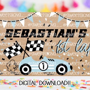 Könnte beinhalten: Eine digitale Download-Einladung mit Rennsport-Thema. Das Design zeigt den Namen "Sebastian's" in Schwarz, "1st lap" in Hellblau, ein hellblaues Rennauto, karierte Flaggen und Konfetti auf braunem Hintergrund.