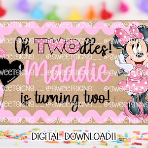 Puede incluir: Una descarga digital con temática de cumpleaños con Minnie Mouse. El diseño incluye el texto "Oh Twodles! Maddie is turning two!" en rosa y negro, con un borde festoneado rosa y un globo de corazón negro.