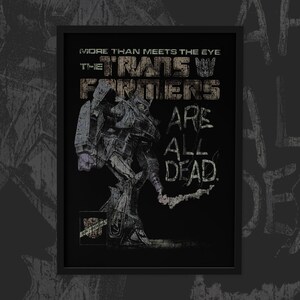 Puede incluir: Un póster negro enmarcado con una ilustración de un robot Transformers. El póster tiene el texto "MORE THAN MEETS THE EYE" encima de "THE TRANSFORMERS ARE ALL DEAD". El robot es gris y negro, con un estilo vintage.