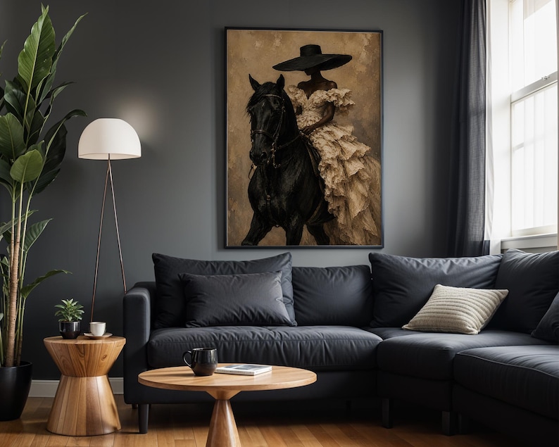 K&ouml;nnte beinhalten: Ein gerahmter Wandkunstdruck, der eine Figur mit einem breitkrempigen schwarzen Hut und einem volumin&ouml;sen, mehrlagigen cremefarbenen Kleid auf einem schwarzen Pferd zeigt. Das Bild hat einen strukturierten, neutralen Hintergrund und einen schwarzen Rahmen.