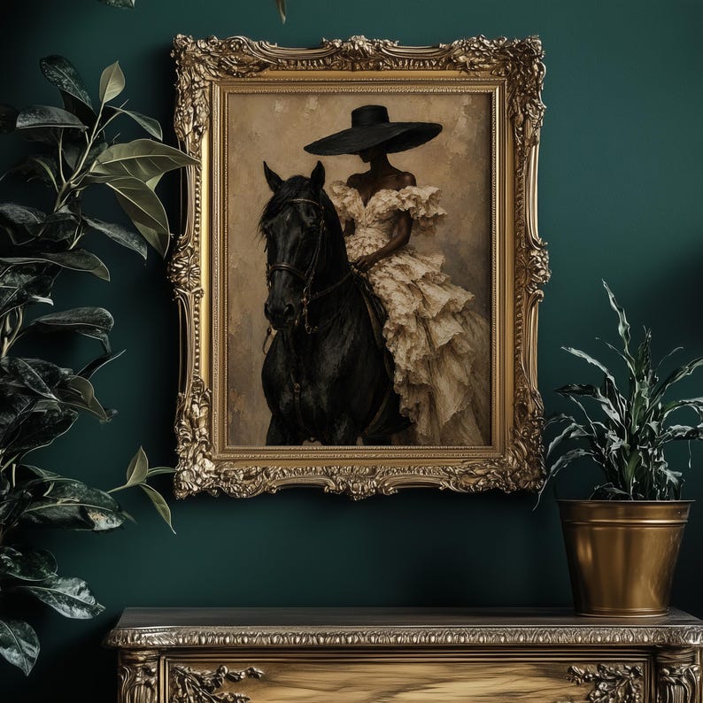 K&ouml;nnte beinhalten: Ein gerahmter Kunstdruck, der eine Figur mit einem breitkrempigen schwarzen Hut und einem cremefarbenen, ger&uuml;schten Kleid auf einem schwarzen Pferd zeigt. Das Bild befindet sich in einem verzierten, goldenen Rahmen mit Schnitzereien.