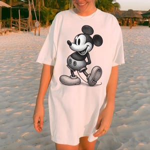 Puede incluir: Una taza de cer&aacute;mica blanca con un asa negra y el texto "But First, Coffee" en negro, con una fuente de estilo manuscrito. La taza est&aacute; sobre una superficie blanca.