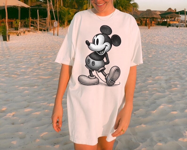 Puede incluir: Una taza de cer&aacute;mica blanca con un asa negra y el texto "But First, Coffee" en negro, con una fuente de estilo manuscrito. La taza est&aacute; sobre una superficie blanca.