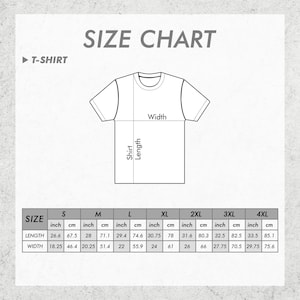 Puede incluir: Tabla de tallas de camisetas con medidas en pulgadas y cent&iacute;metros. Las tallas van de la S a la 4XL, con detalles de largo y ancho de las camisetas. El fondo es gris claro.