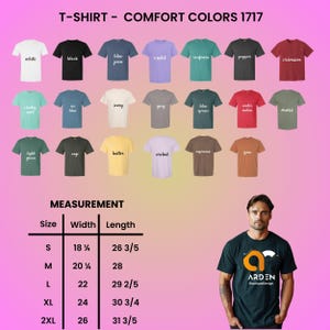 Puede incluir: Una exhibici&oacute;n de camisetas Comfort Colors 1717 en varios colores, incluyendo blanco, negro y azul vaquero. La imagen tambi&eacute;n muestra una tabla de tallas con medidas en cm para las tallas S a 2XL. Un hombre con una camiseta negra con un logo est&aacute; a la derecha.
