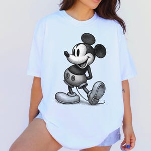 Camiseta Comfort Colors® de Mickey Mouse, Camisetas de Mickey Mouse adorables, Camiseta retro de Mickey Mouse, Camiseta para vacaciones familiares en Disney, Regalo de cumpleaños para amantes de Mickey Mouse imagen 4