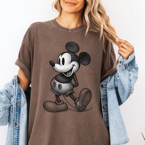 Camiseta Comfort Colors® de Mickey Mouse, Camisetas de Mickey Mouse adorables, Camiseta retro de Mickey Mouse, Camiseta para vacaciones familiares en Disney, Regalo de cumpleaños para amantes de Mickey Mouse imagen 2