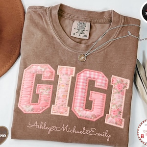 Comfort Colors® Anpassad Gigi-skjorta, Rosa blommig lapptäcke med namn, Gigi-tröja med applikation och fuskbroderi, Mors dag-present