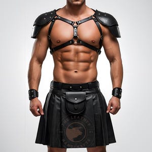 Pode incluir: Um kilt de couro preto com um bolso e um cinto. O kilt tem um logotipo que diz "The Leather Handcrafts".