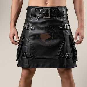 Può includere: Kilt in pelle nera con tasche multiple e fibbie argentate. Il kilt presenta un'ampia cintura con una grande fibbia ed è progettato con cuciture decorative. Il kilt ha un logo con una testa di toro e il testo "THE LEATHER HANDCRAFT 2023".