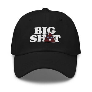Big Sh * t Lustige gestickte Dad Mütze – Coole Poop Emoji Baseballmütze | Hilarious Geschenk für Väter, Freunde & Chefs | Verstellbare Unisex Kappe