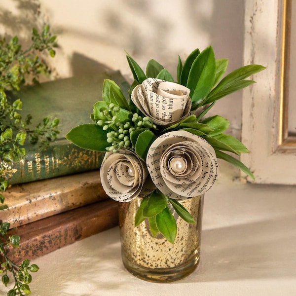 Arreglo floral con páginas de libros, decoración literaria, jarrón dorado, regalo para amantes de los libros.