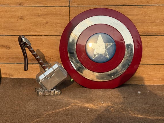スチール製キャプテン・アメリカのシールドとソーのハンマー