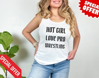 Op de afbeelding: Een wit tanktop met de tekst "HOT GIRL LOVE PRO WRESTLING" in het zwart gedrukt.