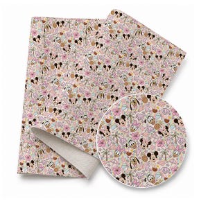 Puede incluir: Una lámina rectangular de piel sintética con un patrón repetitivo de personajes de Disney, incluyendo a Mickey Mouse, Minnie Mouse, el Pato Donald y Pluto, intercalados con iconos tropicales como palmeras, piñas y conchas sobre un fondo rosa claro.