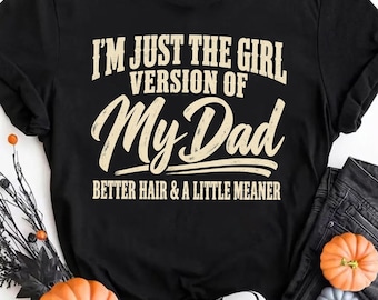 Ik ben gewoon de vrouwelijke versie van mijn vader, met beter haar en een beetje gemener (PNG), grappige vader-dochter quote, familiehumor (PNG), vader-dochter cadeau
