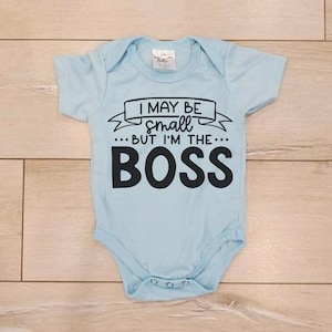 Adorable body pour bébé avec un design amusant Je suis le patron, cadeau de baby shower, cadeau de naissance, cadeau pour bébé, body rigolo pour bébé, cadeau pour une nouvelle maman