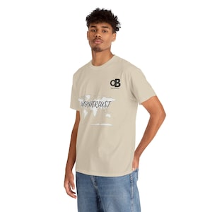 T-shirt de voyage Wanderlust.  Chemise d'aventure de carte du monde, cadeau d'amant de voyage, t-shirt unisexe minimaliste pour des voyageurs et des routards