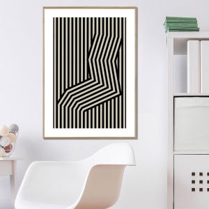 Könnte beinhalten: Ein gerahmter Druck mit einem geometrischen Muster in Schwarz und Weiß. Das Muster besteht aus vertikalen Streifen mit einem darüberliegenden diagonalen Design.
