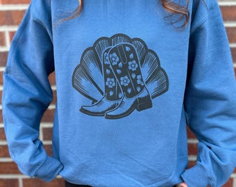 Bluza z okrągłym dekoltem w stylu Coastal Cowboy | Buty kowbojskie i bluza z muszlą