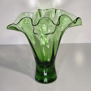 Vintage Green Glass Optic Swirl Handkerchief Vase | Ruffled Rim Mid-Century Art Glass Décor