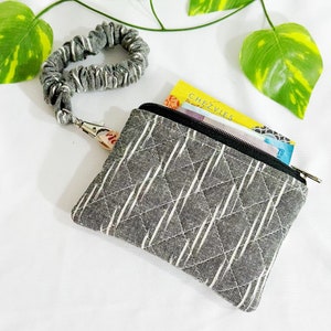 Cartera pequeña acolchada Ikat gris, monedero, tarjetero, llavero con coletero, bolso de mano EDC, neceser pequeño para maquillaje.