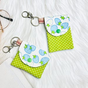 Monedero pequeño con llavero y diseño de fresas azules, tarjetero pequeño con llavero, monedero de tela con llavero, minimonedero tipo sobre