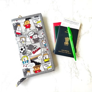 Cartera para pasaporte familiar con cremallera, organizador de documentos de viaje, porta pasaportes múltiples, estampado de dibujos animados con temática de fútbol