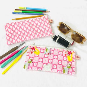 Pochette zippée matelassée florale rose, pochettes pour crayons, trousse à maquillage, rentrée des classes, trousse à papeterie, cadeau enseignant, étui à aiguilles au crochet
