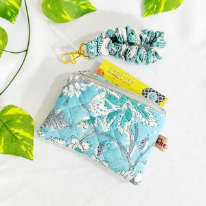 Monedero con llavero y tarjetero acolchado con flores en azul verdoso, pequeño neceser de maquillaje, billetera de tela con llavero, estuche de pulsera EDC, regalo por menos de 10 dólares