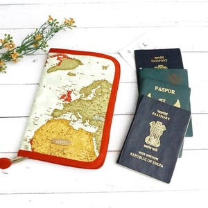 Cartera de viaje familiar pequeña para pasaporte, con múltiples bolsillos y tarjetero, mapa del mundo.