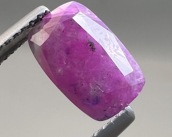 Rubi raro de 3,70 quilates, de cor rosa natural com ponto azul na parte superior, lapidado em peça única, proveniente do Vale de Badakhshan, Afeganistão.