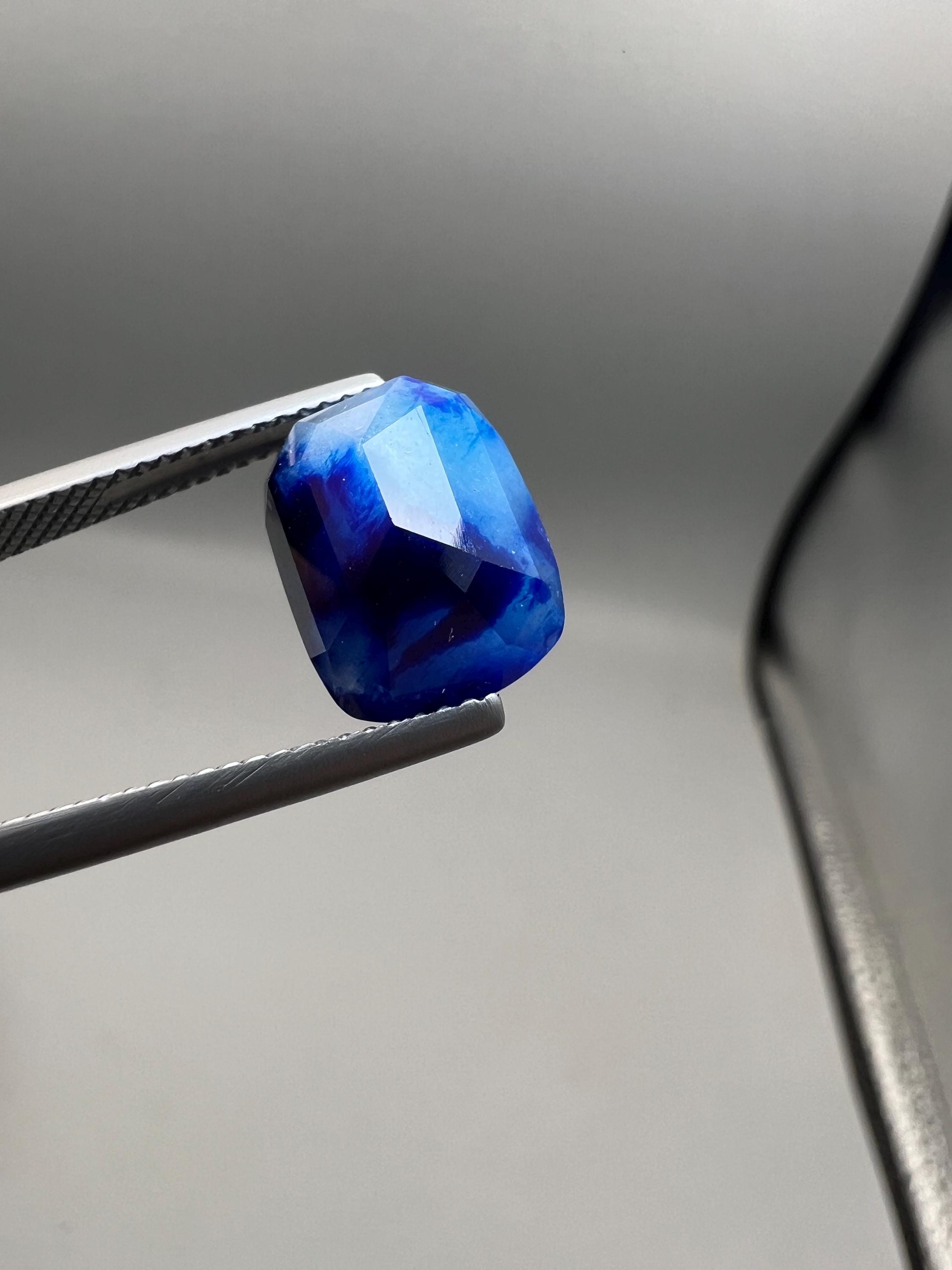 5.25カラットの希少なソーダライト、ラズライトトップ、ファセット