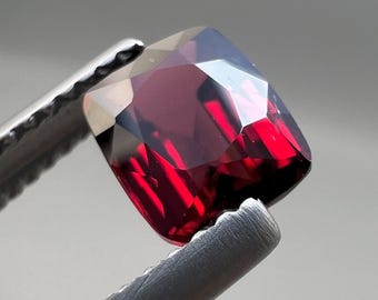 Granada Rodolita Natural de 1,60 Quilates, Cor Vermelho Escuro, Peça Superior de Pedra Preciosa Lapidada