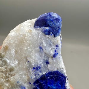 アフガニスタンの鉱山産方解石に埋め込まれた35.36グラムの天然ブルー