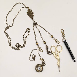 Collar victoriano Chatelaine con hojas de bronce y 3 cadenas y ganchos para artes textiles (con o sin herramientas)