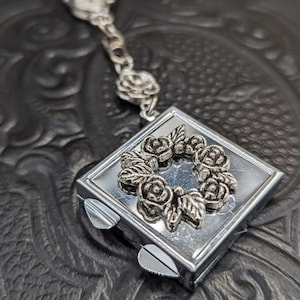 Chatelaine Werkzeuge - 2,5 cm quadratischer Spiegel Kompakt Vintage Rosen Edelstahl an einer Kette mit Verschluss