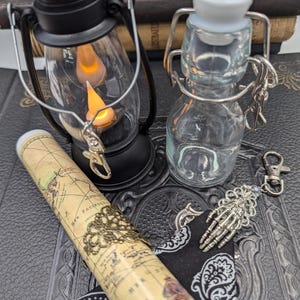 Accessori per costumi da pirata selezionati Mini lanterna LED da 4" e bottiglia di birra