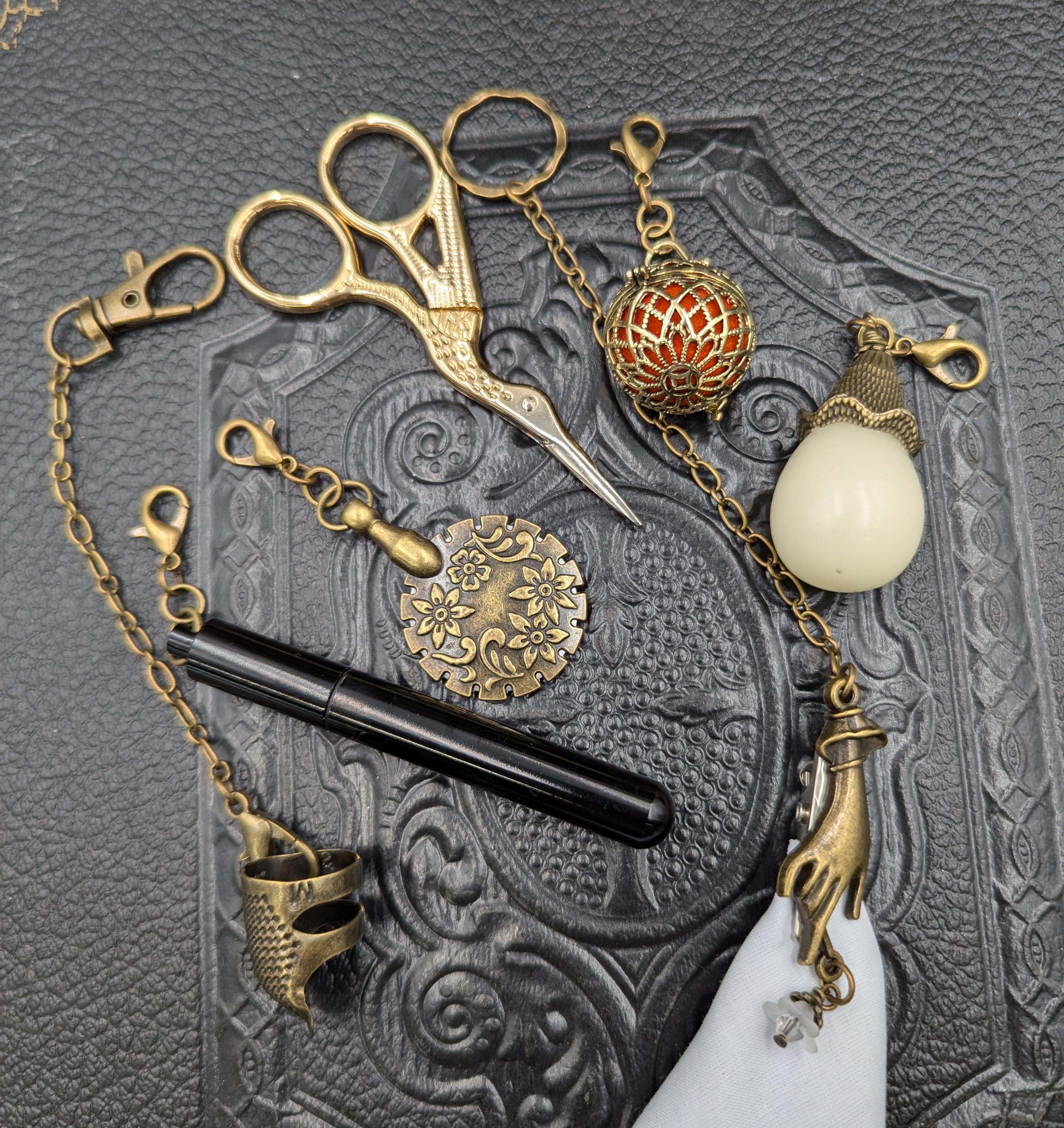 Chatelaine Tools - ビクトリア朝時代の針仕事道具 3 個、4 個、または